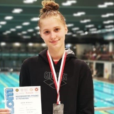 Wiktoria Szok srebrną i brązową medalistką Mistrzostw Polski Juniorów 16 letnich w pływaniu,